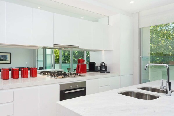 Apartamento, 2 quartos | Cozinha privada | Geladeira grande, micro-ondas, fogão, cooktop