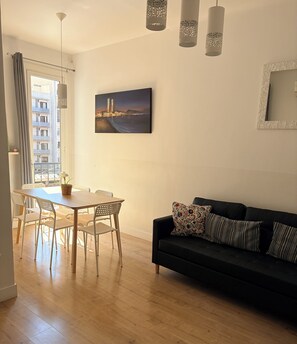 Smart TV, books - New apartment, 6 pers, free WiFi, Sagrada Familia (Barcelona)
