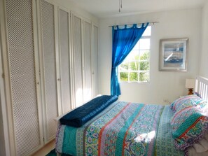 2 habitaciones, escritorio y tabla de planchar con plancha 