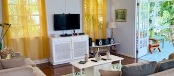 Spacious apartment close to south coast beaches - Summer offers available
