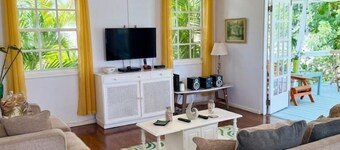 Lovely south coast apartment, walk to beaches, 2 bed/2bath, A/c, large veranda