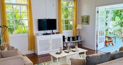 Stroll to beaches, restaurants - Spacious 2BR/2BR Apt, Hastings, South Coast