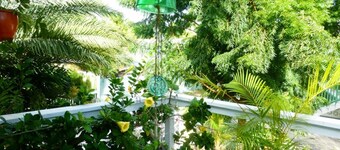 Beautiful, spacious air-conditioned apartment close to south coast beaches