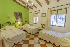 7 chambres, bureau, fer et planche à repasser, lit parapluie