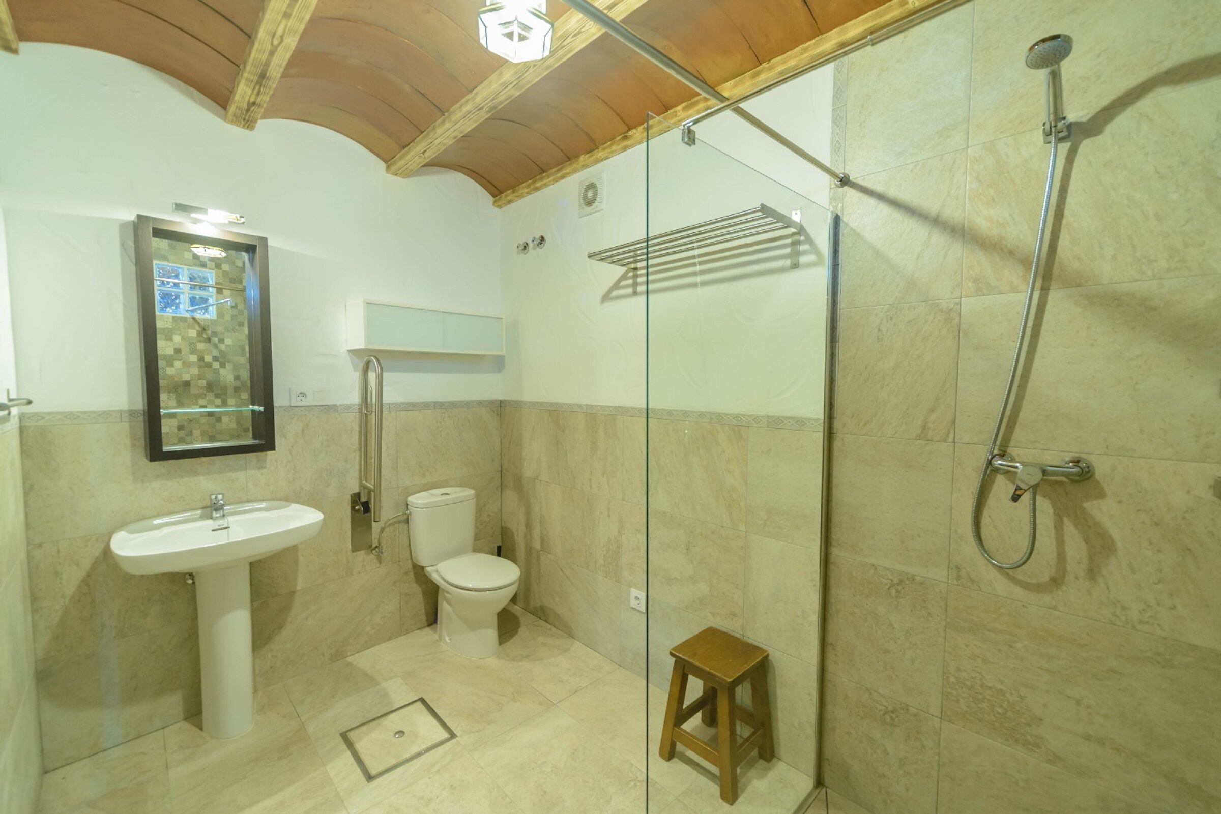 Combined shower/bathtub, hair dryer, bidet, towels