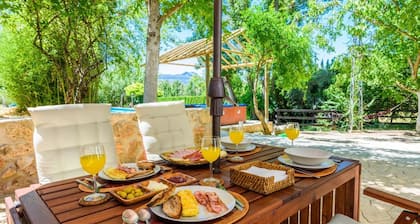 House with large swimming pool, mountain, beach and snow to 1.30 h JACUZZI,WIFI