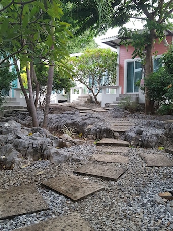 Property grounds. Charlie's Bungalow