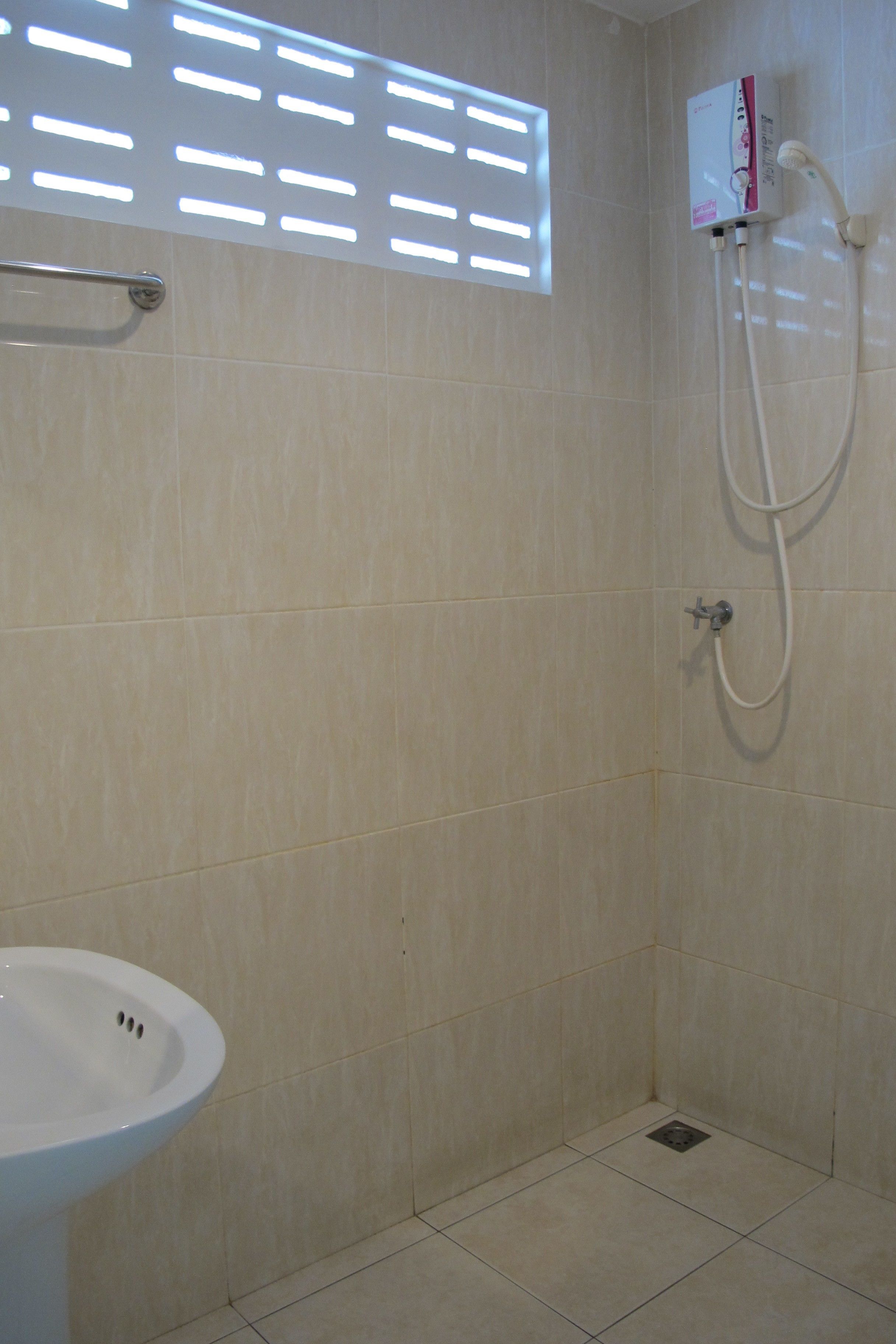 Ducha, artículos de tocador gratuitos, secador de pelo, toallas