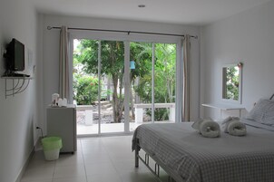 Bangalow Double Room | Ferros/tábuas de passar roupa, Wi-Fi de cortesia