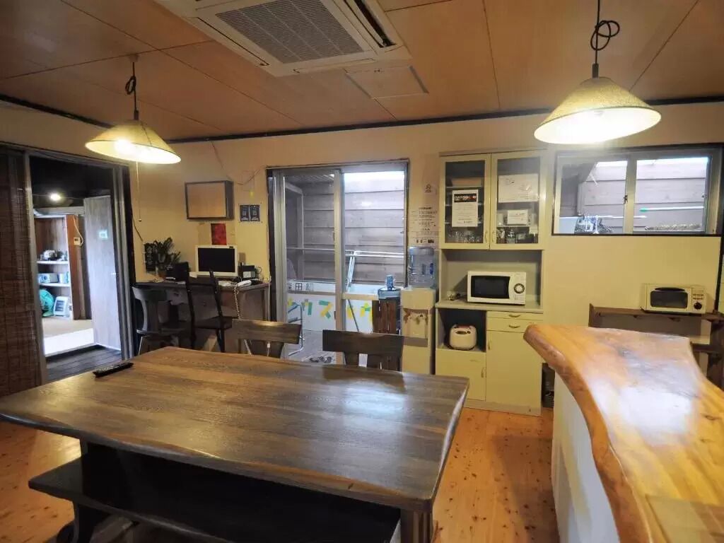 fridge, microwave, cookware/dishes/utensils