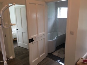 3 habitaciones, tabla de planchar con plancha y cuna de viaje