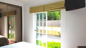 3 habitaciones, tabla de planchar con plancha y cuna de viaje 