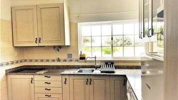 Geladeira, micro-ondas, cooktop, lava-louças