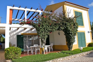 Outdoor dining - Villa located in the last condo before arriving the beach of Meco (Sesimbta)