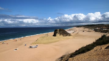 Perto da praia, espreguiçadeiras
