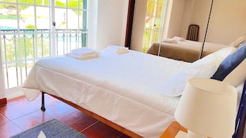 3 quartos, ferros/tábuas de passar roupa, berço de viagem