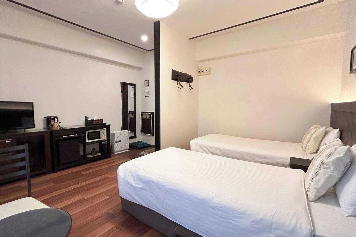 Wifi gratis, decoración personalizada y ropa de cama 