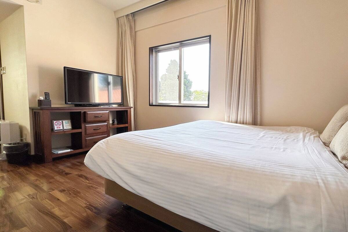 Wifi gratis, decoración personalizada y ropa de cama 