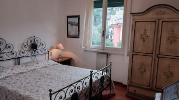 2 bedrooms, desk, WiFi, bed sheets