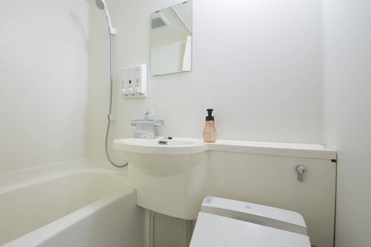 Combined shower/tub, deep soaking tub, free toiletries, hair dryer
