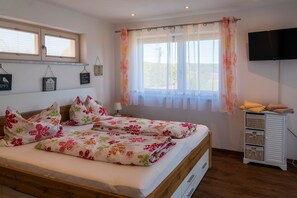 2 makuuhuonetta, tallelokero huoneessa, työpöytä, silitysrauta/-lauta