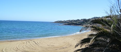 Sulla spiaggia, lettini da mare, teli da spiaggia