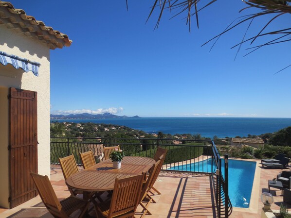 Outdoor dining - Luxury villa, heated pool, panoramic sea view, air conditionin (Roquebrune-Sur-Argens)