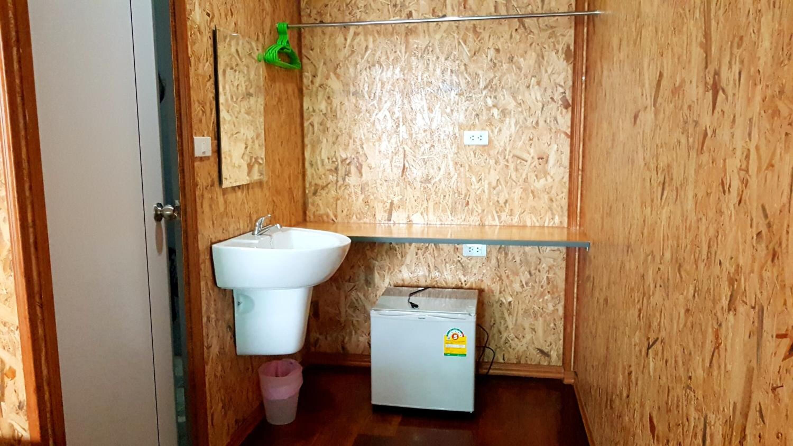 shower, free toiletries, towels