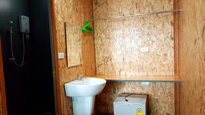 Shower, free toiletries, towels - Tamarind Guest House (Kanchanaburi)