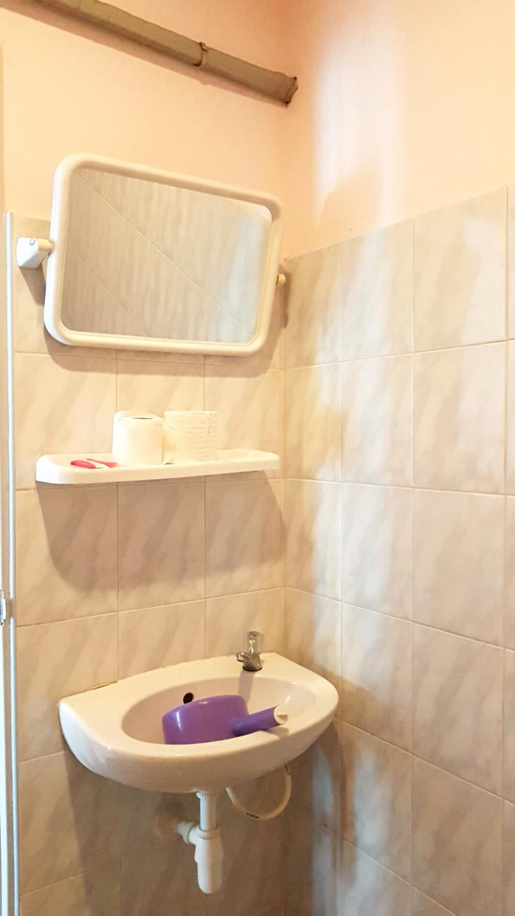 shower, free toiletries, towels