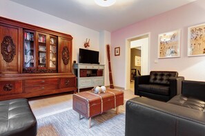 Smart-tv, dvd-spelare, böcker och ett filmbibliotek