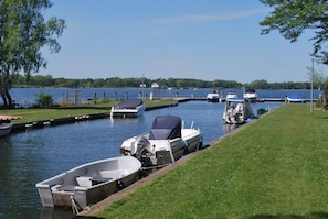 Marina - Cozy vacation home for families w. Dog, fenced, fireplace, 200m to Lake Plau (Zislow)