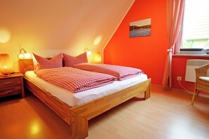 3 makuuhuonetta, tallelokero huoneessa, työpöytä, silitysrauta/-lauta