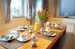 Dining - Cozy vacation home for families w. Dog, fenced, fireplace, 200m to Lake Plau (Zislow)