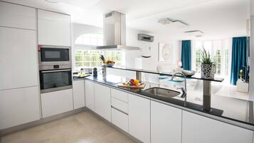 Frigorífico, microondas, horno y placa de cocina