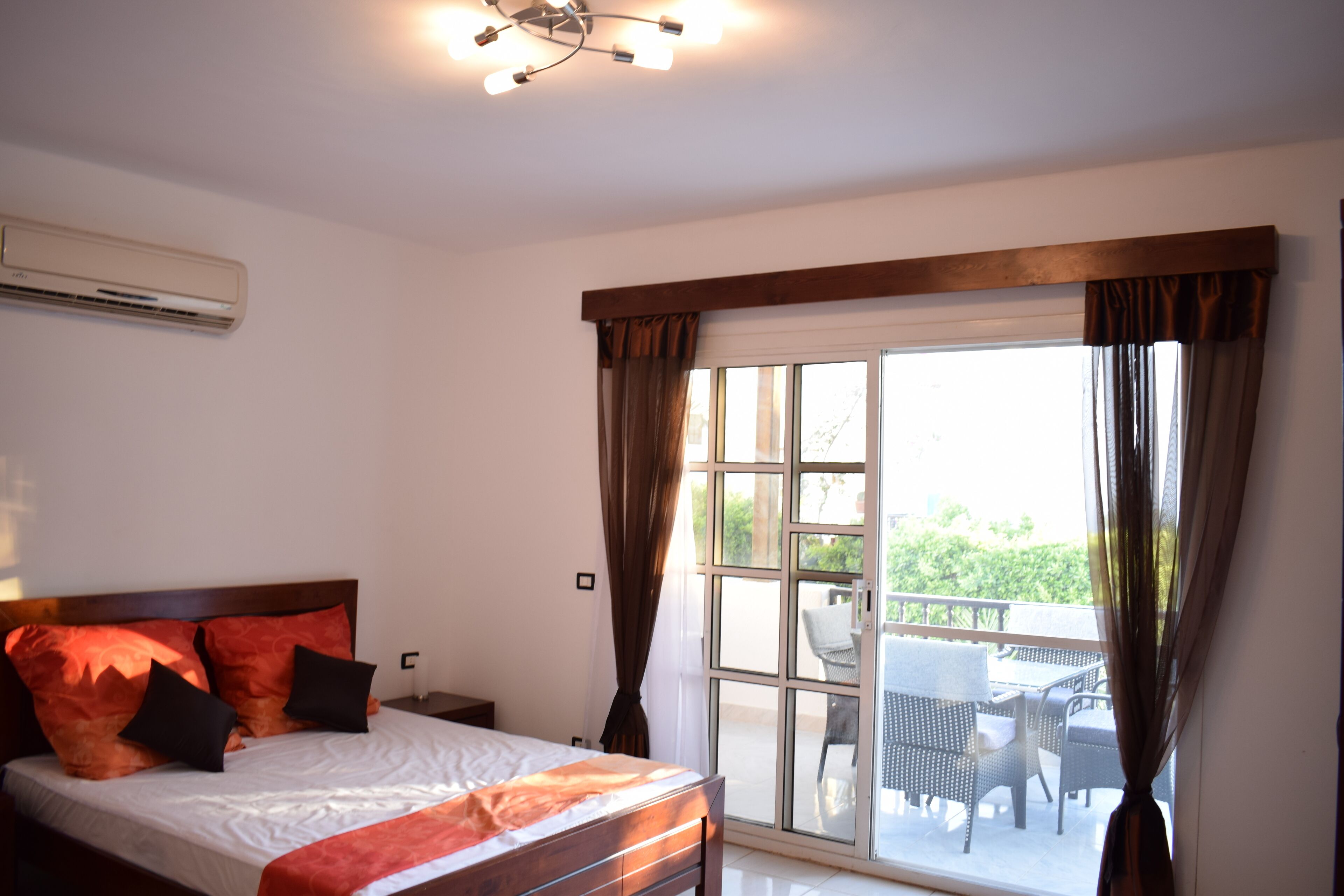 Ferros/tábuas de passar roupa, acesso à internet, roupa de cama