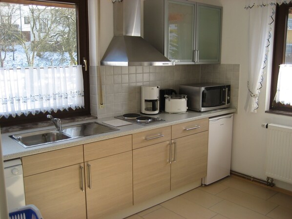 Fridge, microwave, stovetop, dishwasher