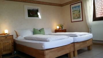 1 Schlafzimmer, Schreibtisch, Bügeleisen/Bügelbrett, Reisekinderbett