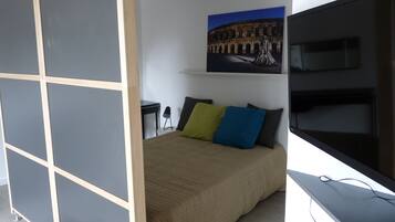 1 chambre, bureau, fer et planche à repasser, Wi-Fi gratuit