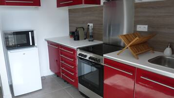 Een koelkast, een microgolfoven, een oven, een kookplaat