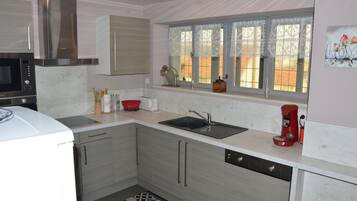 Jääkaappi, mikroaaltouuni, uuni, liesi