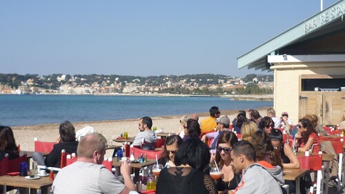 Apartment in quiet residence near the sea