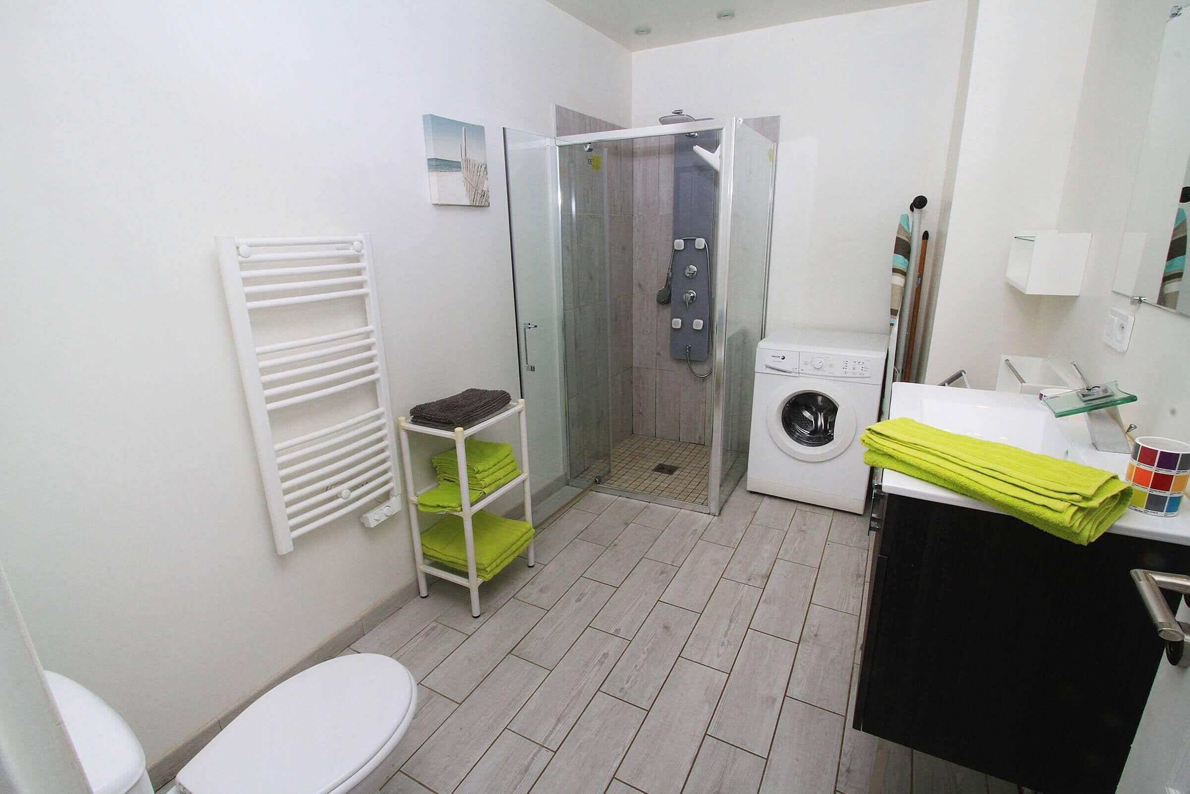 Douche, séchoir à cheveux, serviettes fournies, savon