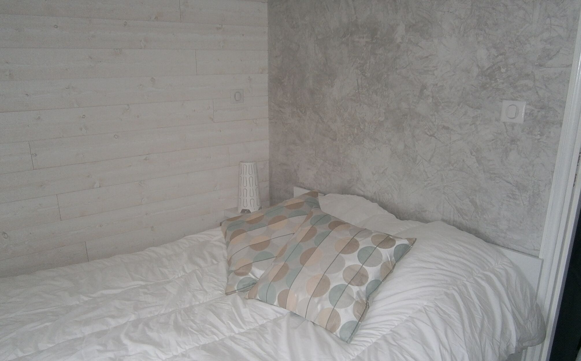 2 soverom, strykejern/-brett og reiseseng for barn