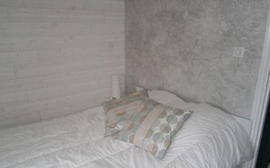 2 間睡房、熨斗/熨衫板、可攜式嬰兒床