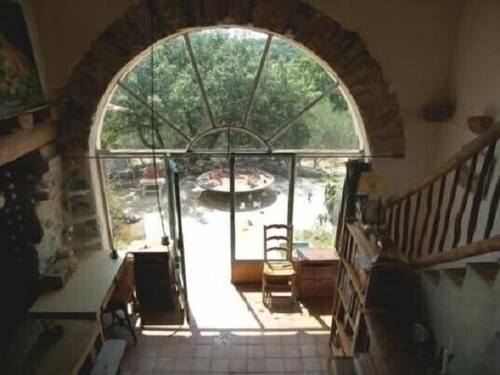  Maison écologique, en terre crue, auto-construite, sur terrasses d'oliviers.