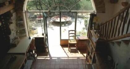 Maison écologique, en terre crue, auto-construite, sur terrasses d'oliviers.