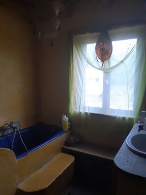 Combined shower/tub, eco-friendly toiletries, hair dryer, soap