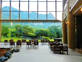 Lobby lounge