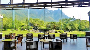 Lobby lounge